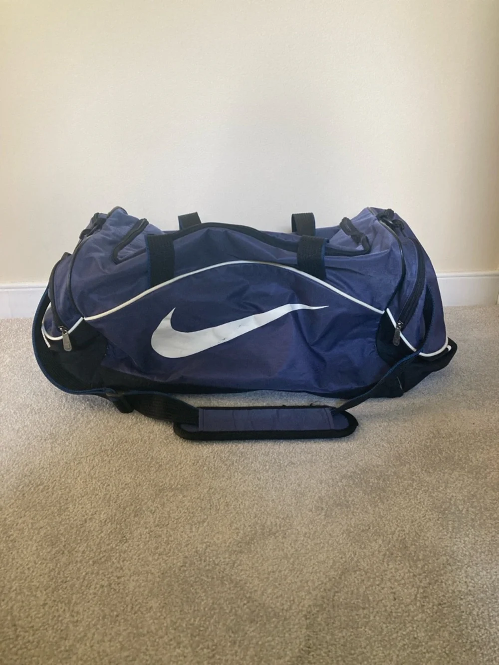 4/$10 - Nike Navy Blue Duffel Bag with Detachable Shoulder Strap